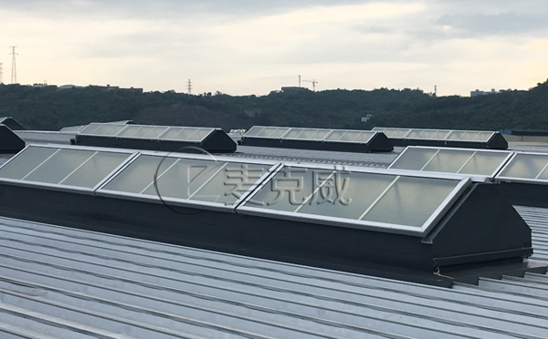 重慶三角型結構防水排煙天窗—隆鑫航發三角型排煙天窗